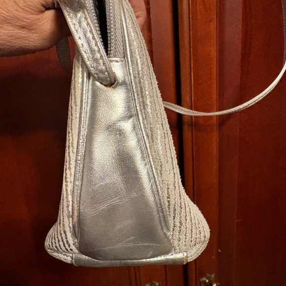 Cache Made in Italy Silver Metallic Leather Crossbody Bag Purse - Picture 6 of 11
